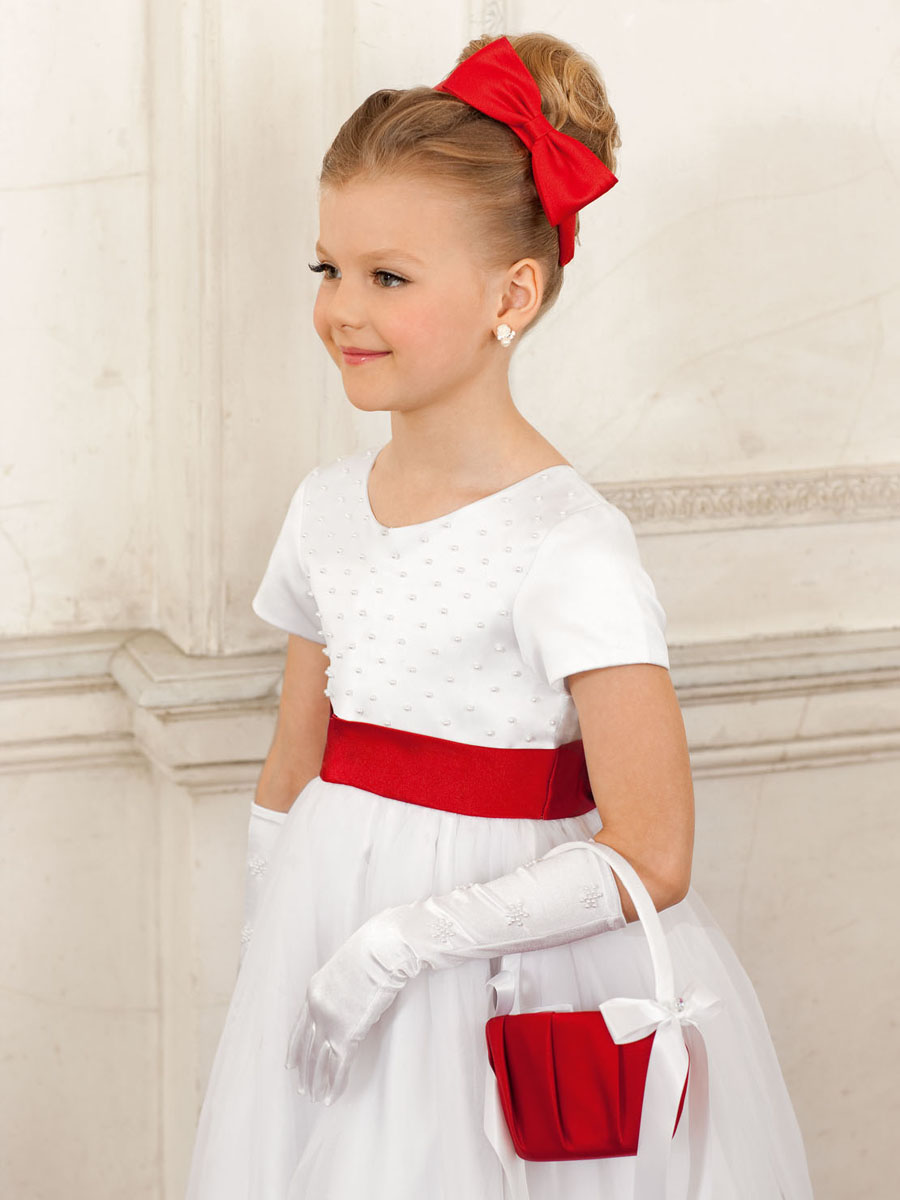 Белое платье с красным поясом на выпускной